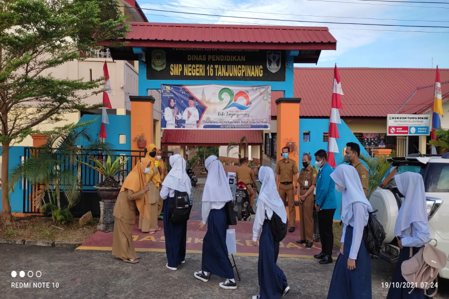 Pembiasaan pemberlakuan kembali. S3 (senyum,sapa dan salam) PTM Terbatas  Tahap 1